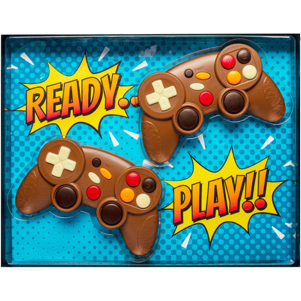 Deux manettes de console en chocolat – chocolats insolites originaux disponibles sur la boutique en ligne Caramel Bonbon & Chocolat.