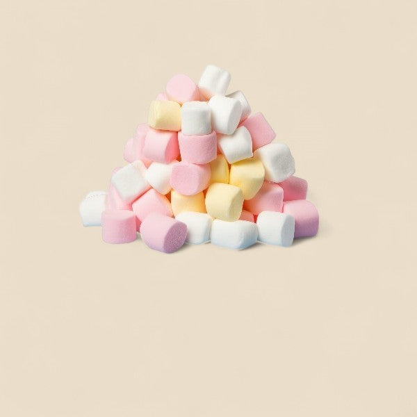 Montagne de guimauves colorées aux tons pastel — rose, jaune, blanc et violet — disposées sur un fond beige.