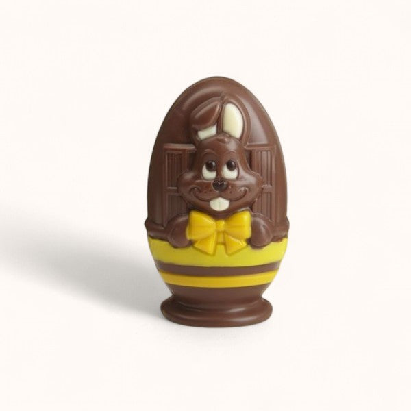 Lapin de Pâques en chocolat au lait – figurine artisanale festive décorée de détails colorés, confiserie gourmande de Pâques.