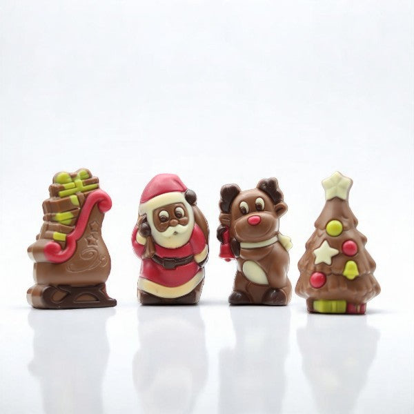 Moulages Figurines de Noël en chocolat au lait et blanc 120g, comprenant Père Noël, Renne, Sapin et hotte de cadeaux.