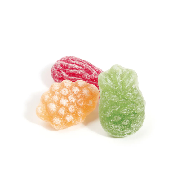 Bonbons Salade de fruits sur fond blanc, confiseries colorées en sucre cuit aux arômes fruités et acidulés.