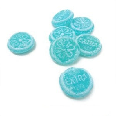 Pastilles de menthe sur fond blanc, bonbons en sucre cuit bleus au goût frais et intense.