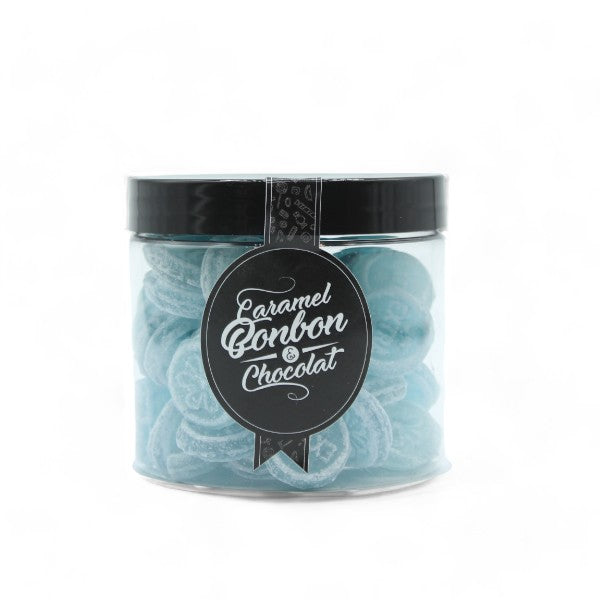 Pot de pastilles de menthe, bonbons en sucre cuit bleus à la saveur mentholée et rafraîchissante.
