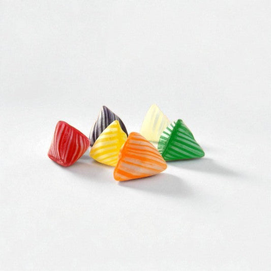 Bonbons Berlingots de toutes les couleurs, bonbons durs en sucre cuit au goût fruité et à la forme pyramidale.