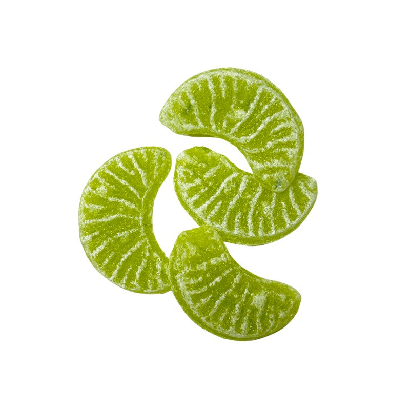 Quatre bonbons Quartiers de pomme verte en vrac, confiseries dures vertes au goût fruité et acidulé de pomme.