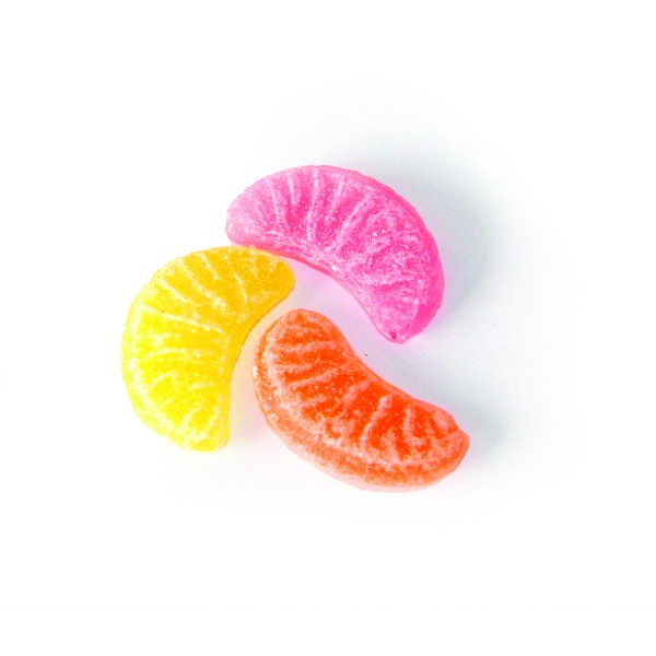 Trois bonbons en tranches colorées représentant les saveurs orange, citron et pamplemousse, confiseries fruitées en sucre cuit.