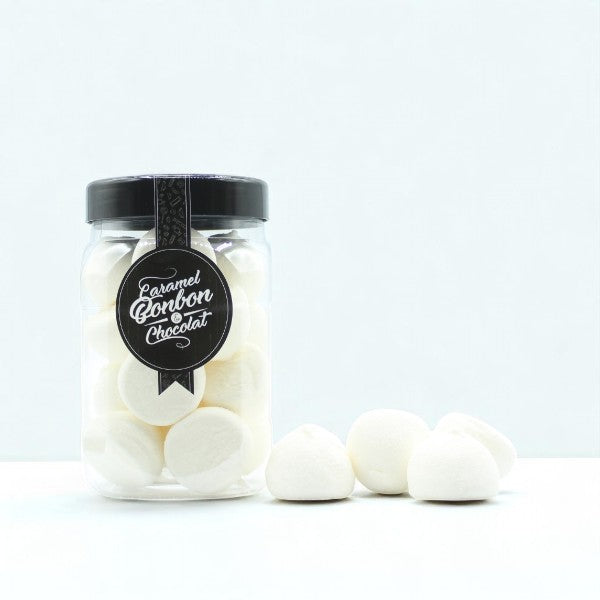 Bonbonnière de guimauves à la vanille sur fond bleu – friandises moelleuses et gourmandes au parfum de vanille.