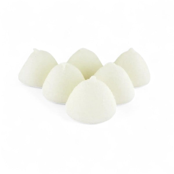 Six guimauves balle de golf goût vanille disposées sur une surface blanche, confiseries moelleuses et fondantes.