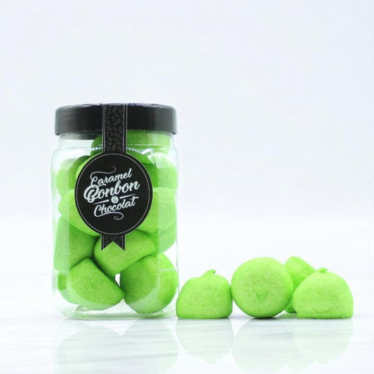 Bonbonnière de guimauves à la pomme sur fond bleu – friandises vertes tendres et gourmandes à la saveur de pomme.