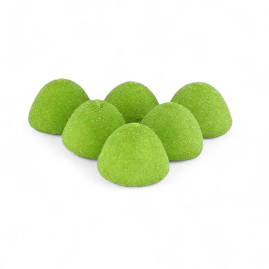 Six guimauves vertes balle de golf goût pomme disposées sur une surface blanche, confiseries moelleuses au goût fruité.