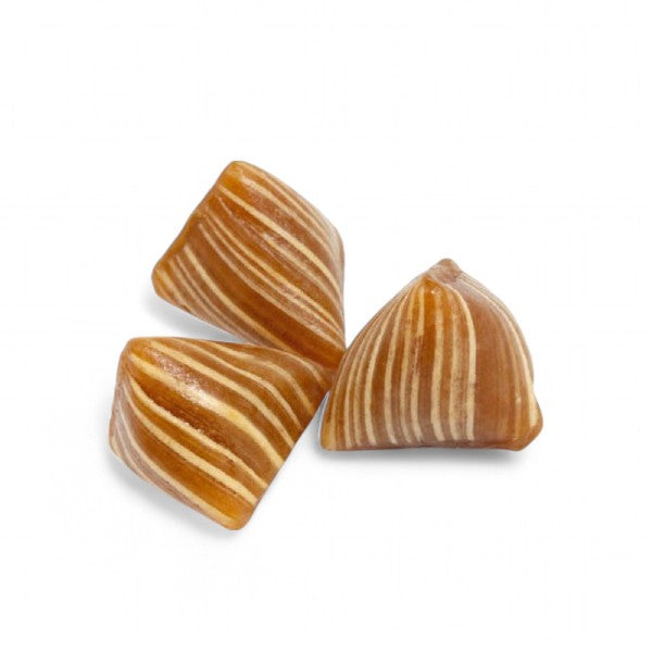 Trois berlingots caramel beurre salé en vrac, bonbons durs maronnés au goût riche et fondant.