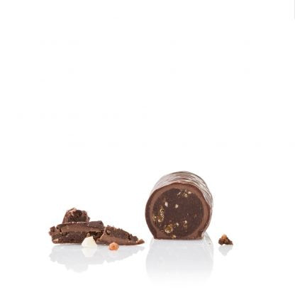 Cigare italien en chocolat Nougatine croqué, révélant une pâte fondante au cacao et au Gianduja avec brisures de caramel croustillant.