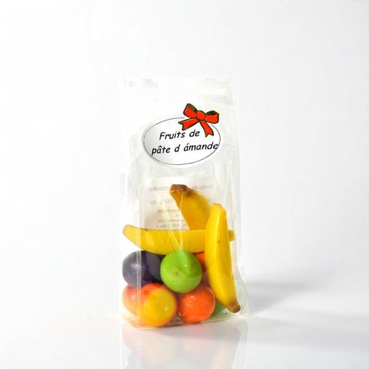 Pâtes d’amande aux fruits doux en sachet, assortiment coloré de confiseries moelleuses au goût d’amande et de fruits du verger.
