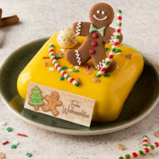Gâteau décoré d’un bonhomme en pain d’épices en pâte d’amande, ajoutant une touche festive et gourmande à la pâtisserie.