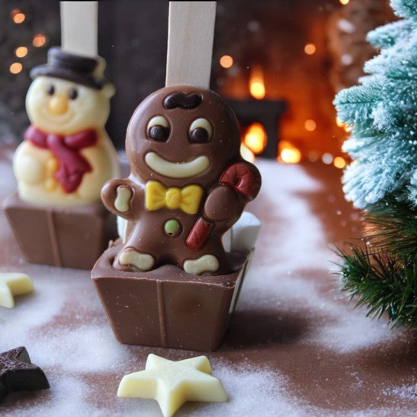 Cuillère à chocolat chaud Noël Bonhomme pain d’épices 55g présentée dans un décor de Noël, boisson chocolatée festive et réconfortante.