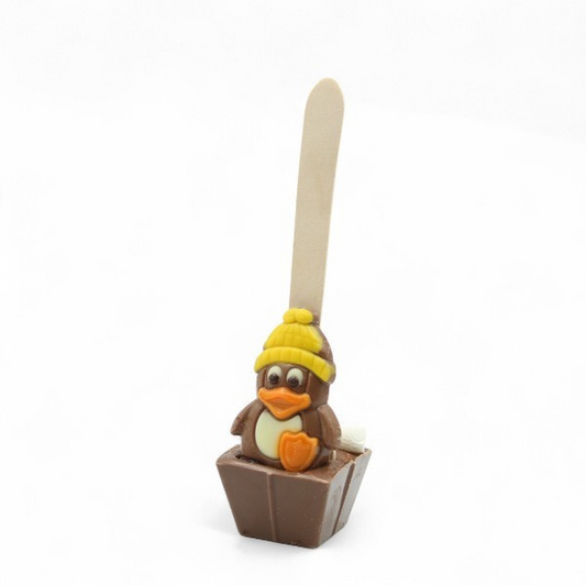 Cuillère à chocolat chaud de Noël Pingouin 55g, chocolat au lait fondant décoré d’un petit pingouin en chocolat et de guimauves.
