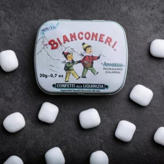 Boîte métallique de réglisses Bianconeri sur fond sombre – confiserie italienne à la menthe et sucre blanc.
