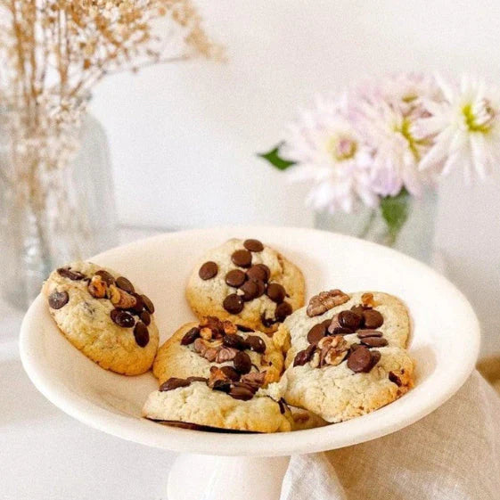 Cookies au chocolat noir et aux noix, biscuits maison bio moelleux et croquants à la saveur intense et naturelle.