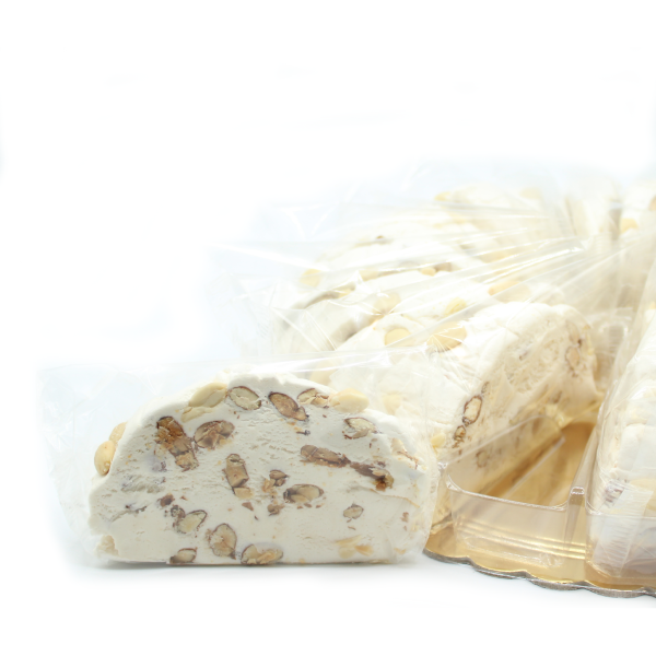 Nougat tendre nature aux amandes sélectionnées, part de gâteau allégée en sucre offrant un plaisir authentique et délicat.