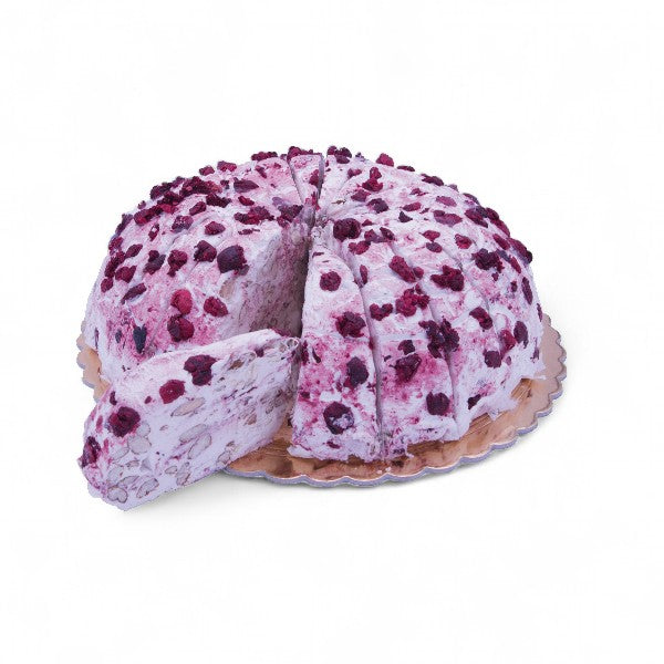 Part de gâteau de nougat aux fruits des bois, recette allégée en sucre, confiserie tendre associant douceur du nougat et fraîcheur acidulée des fruits rouges.