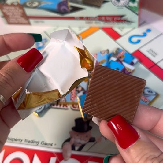 Pièces du jeu MONOPOLY CLASSIC en chocolat, napolitains fondants pour une expérience ludique et gourmande.