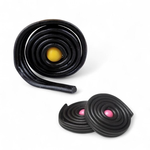Trois rouleaux de réglisse sur fond blanc, confiseries rétro sélectionnées par Caramel Bonbon & Chocolat.