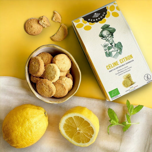 Sachet de biscuits Céline, sablés au jus de citron bio et sans gluten posé dans une cuisine avec des morceaux de citron, gourmandise pétillante et naturelle.