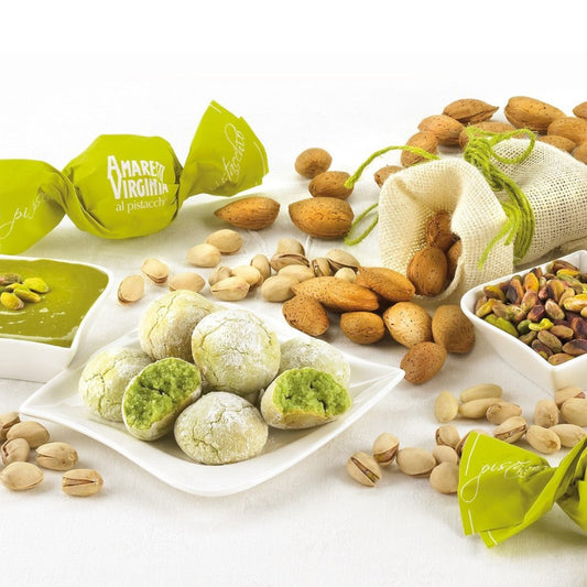Amaretti moelleux Pistache présentés dans un décor traditionnel avec un sac de pistaches, biscuits aux amandes emballés et ouverts.