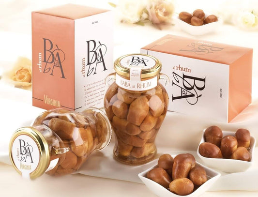 Ensemble de deux boîtes et deux pots de Baba au Rhum, dessert traditionnel moelleux au rhum doux et parfumé.