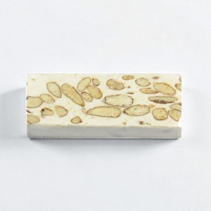 Barre de nougat tendre de Montélimar Diane de Poytiers, confiserie au miel de Provence, amandes grillées, pistaches et vanille.