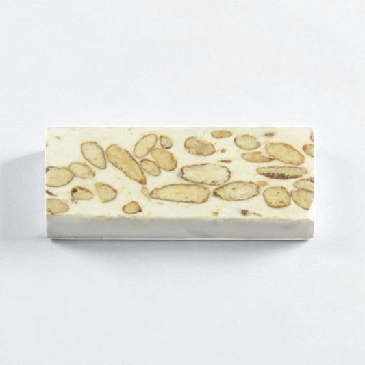 Barre de nougat tendre de Montélimar Diane de Poytiers, confiserie au miel de Provence, amandes grillées, pistaches et vanille.