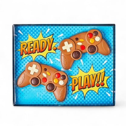 Coffret de manettes de jeux vidéo en chocolat au lait, moulage fin et décoré, cadeau insolite et gourmand pour passionnés de jeux.