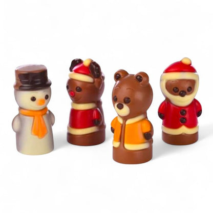 Quatre figurines de Noël en chocolat au lait et blanc 40g, représentant Père Noël, Renne, Ourson et Bonhomme de neige.