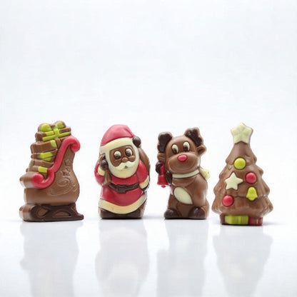 Moulages Figurines de Noël en chocolat au lait et blanc 120g, comprenant Père Noël, Renne, Sapin et hotte de cadeaux.