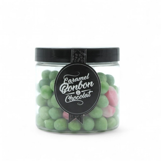 Pot de bonbons Pois au lard, petites billes vertes à l’anis agrémentées de morceaux roses et blancs façon lardons.