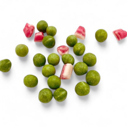 Bonbons Pois au lard en vrac, billes vertes au goût d’anis avec morceaux roses et blancs façon lardons.