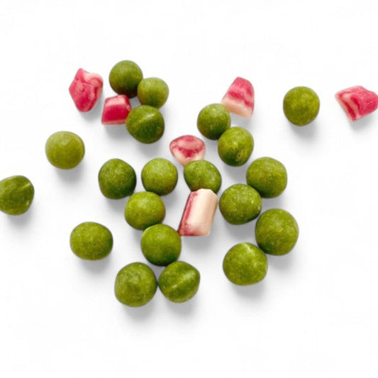 Bonbons Pois au lard en vrac, billes vertes au goût d’anis avec morceaux roses et blancs façon lardons.
