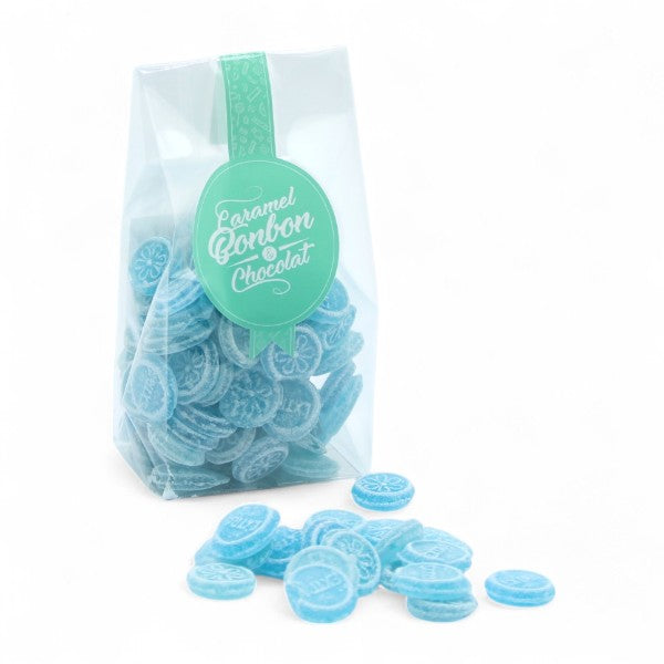 Pastilles de menthe sur fond blanc, confiseries bleues en sucre cuit au goût frais et intense.