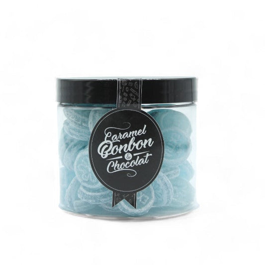 Pot de pastilles de menthe, bonbons en sucre cuit bleus à la saveur mentholée et rafraîchissante.