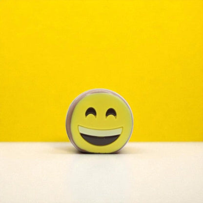  Smiley en chocolat au lait de 50g sur fond jaune, chocolat fondant et joyeux pour un moment de douceur.