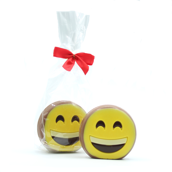 Smiley en chocolat au lait de 50g présenté dans son sachet transparent, gourmandise en chocolat au lait à offrir ou à partager.