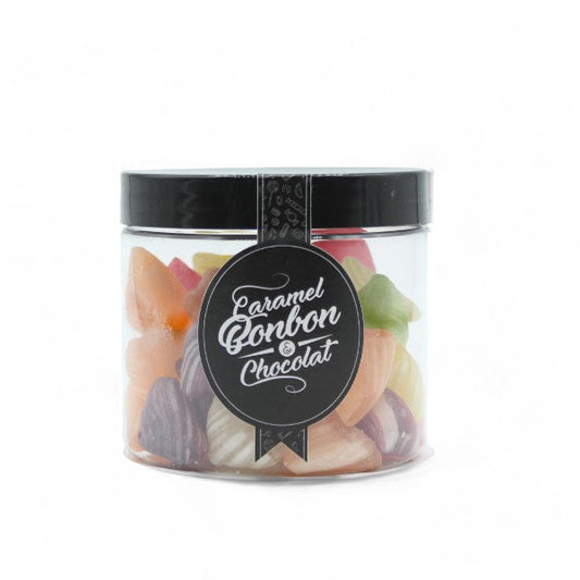 Pot de bonbons Berlingots aux couleurs variées, confiseries traditionnelles en sucre cuit aux saveurs fruitées.