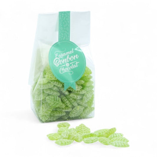 Sachet de bonbons en sucre cuit à la verveine, pastilles vertes en forme de feuille au goût délicat et rafraîchissant.