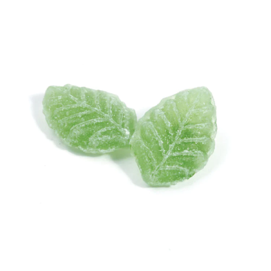 Deux bonbons à la verveine, pastilles vertes en forme de feuille au goût délicat et naturel.