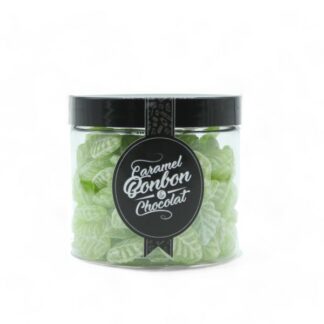 Pot de bonbons à la verveine, pastilles vertes en forme de feuille à la saveur douce et rafraîchissante.