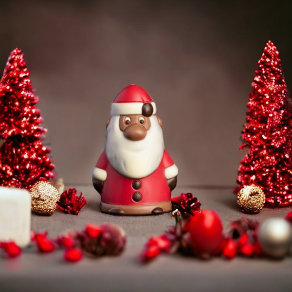 Père Noël en chocolat au lait présenté dans un décor de Noël, douceur festive et traditionnelle à offrir ou déguster.