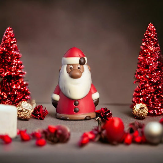 Père Noël en chocolat au lait présenté dans un décor de Noël, douceur festive et traditionnelle à offrir ou déguster.