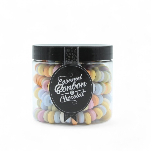 Pot de colliers de bonbons en dextrose, petits anneaux pastel enfilés sur un fil élastique au goût fruité et acidulé.