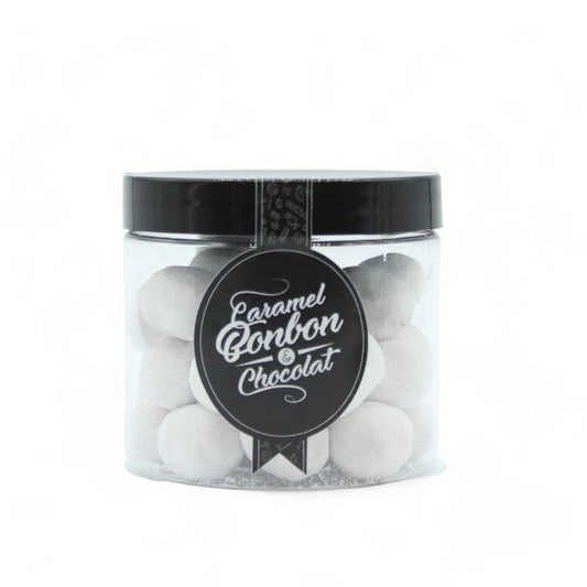 Pot de bonbons Karaneige, boules blanches en sucre cuit au cœur tendre de caramel enrobées de sucre glace.