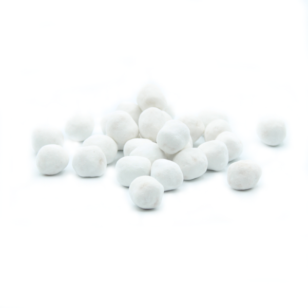 Bonbons Karaneige en vrac, petites boules blanches en sucre cuit au cœur fondant de caramel enrobées de sucre glace.